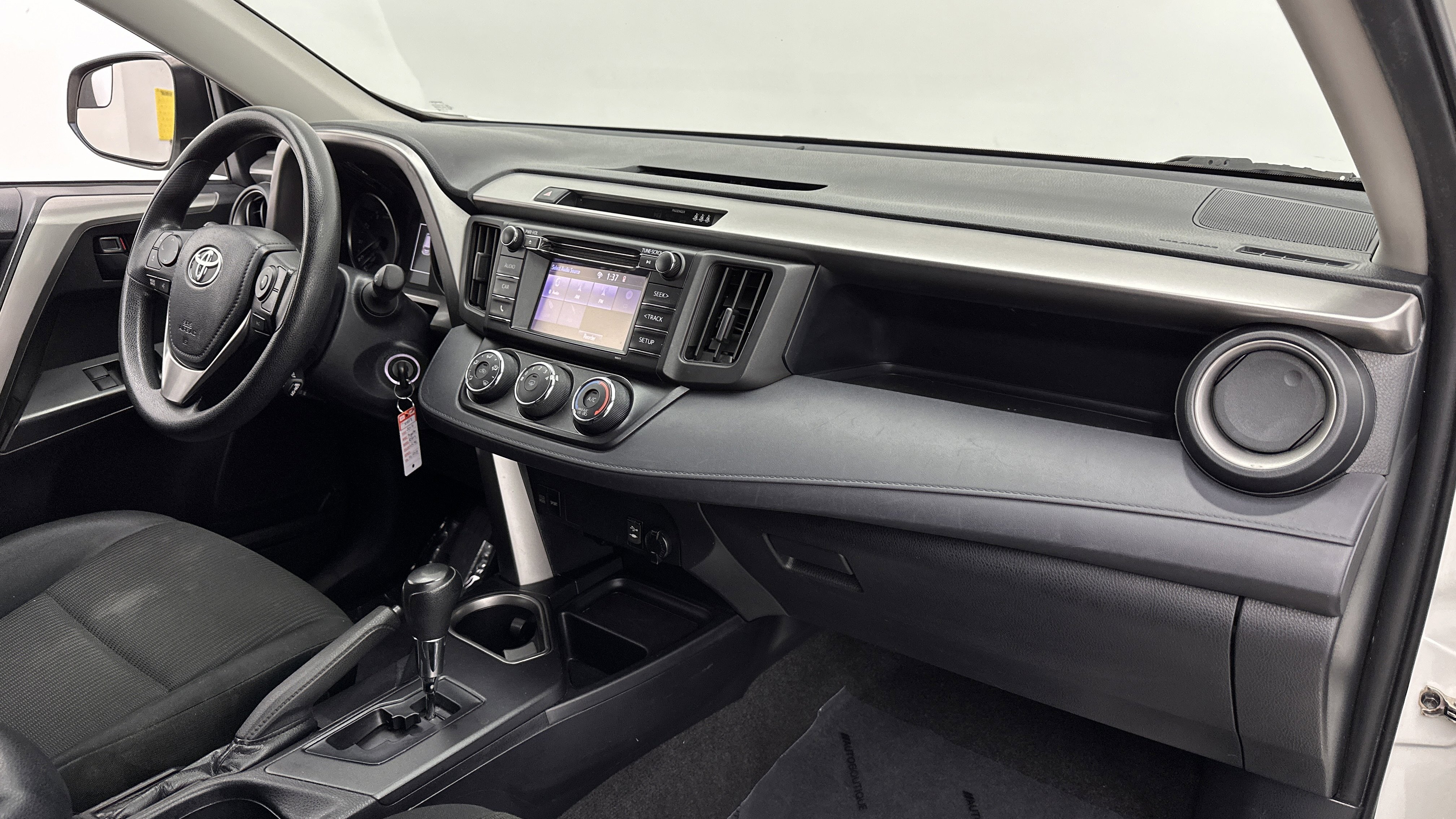 Used 2017 Toyota RAV4 LE FWD image 31