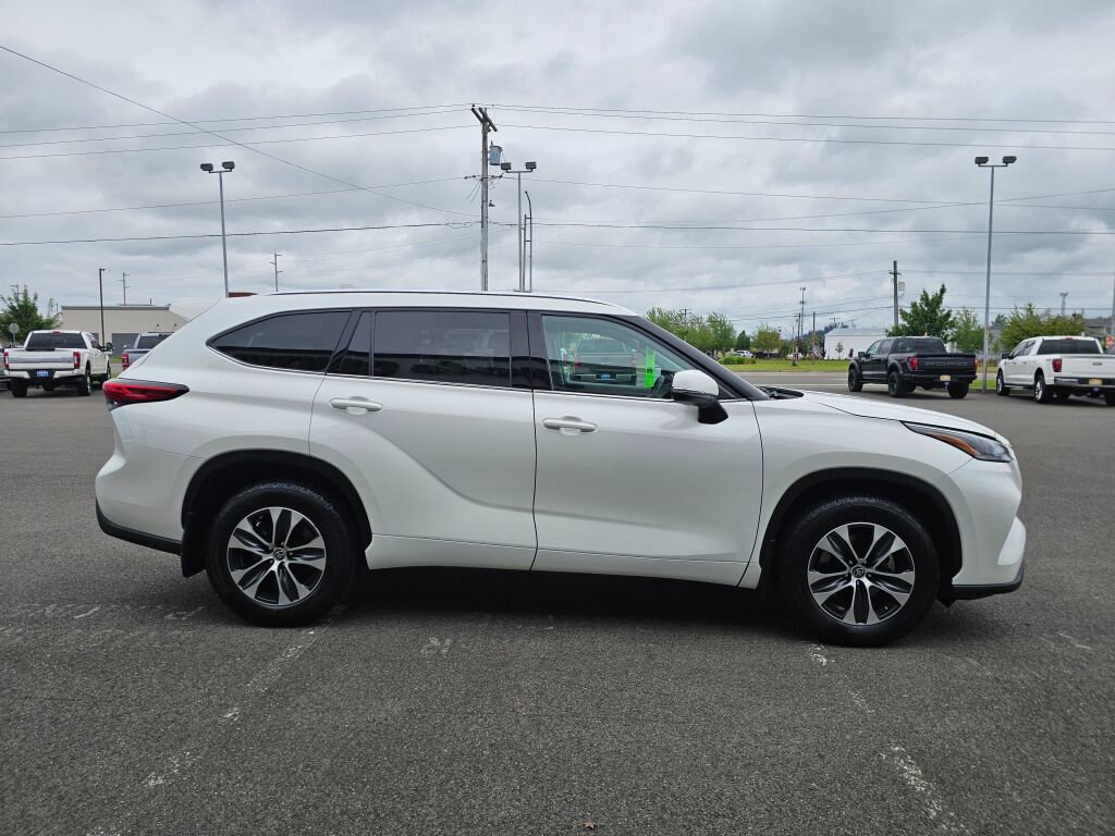 Used 2021 Toyota Highlander XLE AWD/4WD image 5
