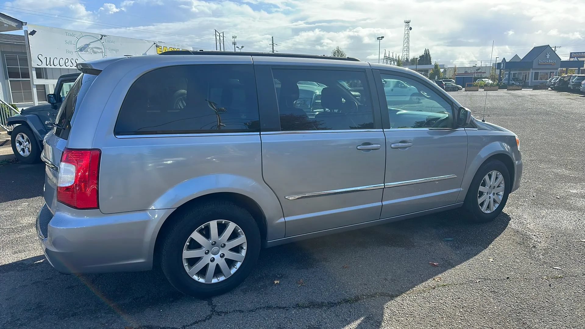 Used 2016 Chrysler Town & Country Touring FWD image 5