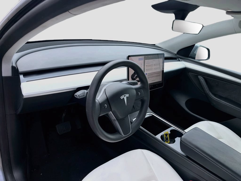 Used 2024 Tesla Model Y Long Range RWD image 9