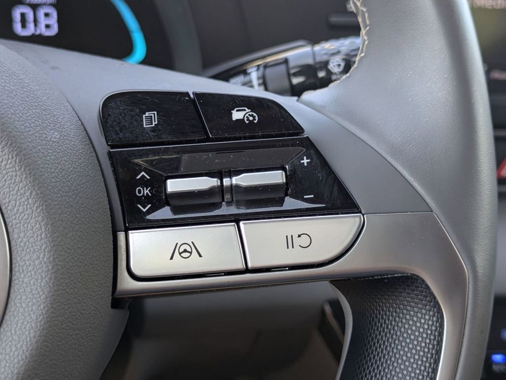 Certified 2025 Hyundai Elantra Sport image 17