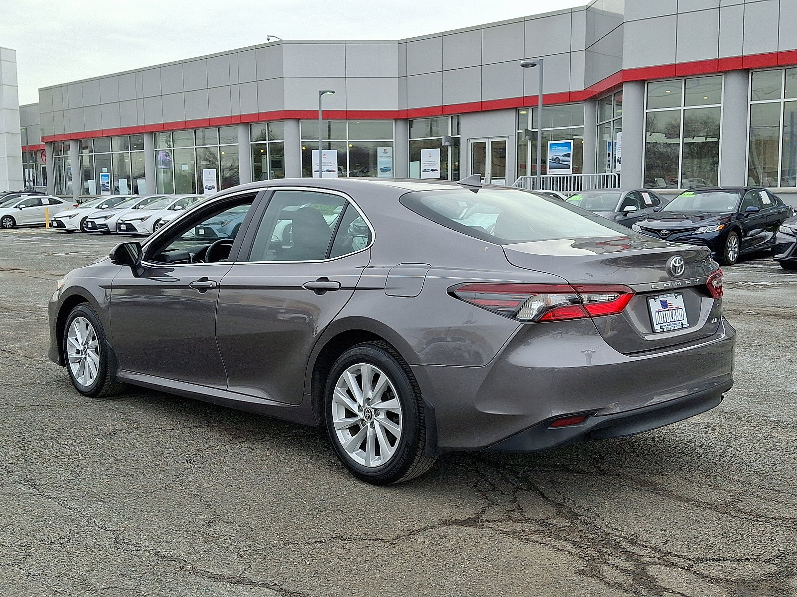 Used 2023 Toyota Camry LE image 5