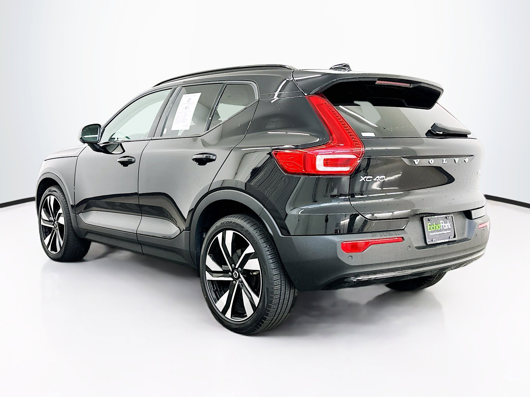 Used 2025 Volvo XC40 B5 Plus image 5