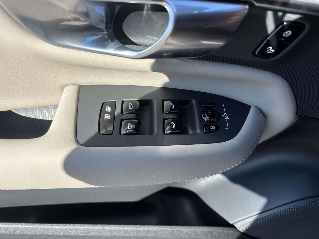 New 2026 Volvo XC90 B6 Plus w/ Protection Package Premier image 14