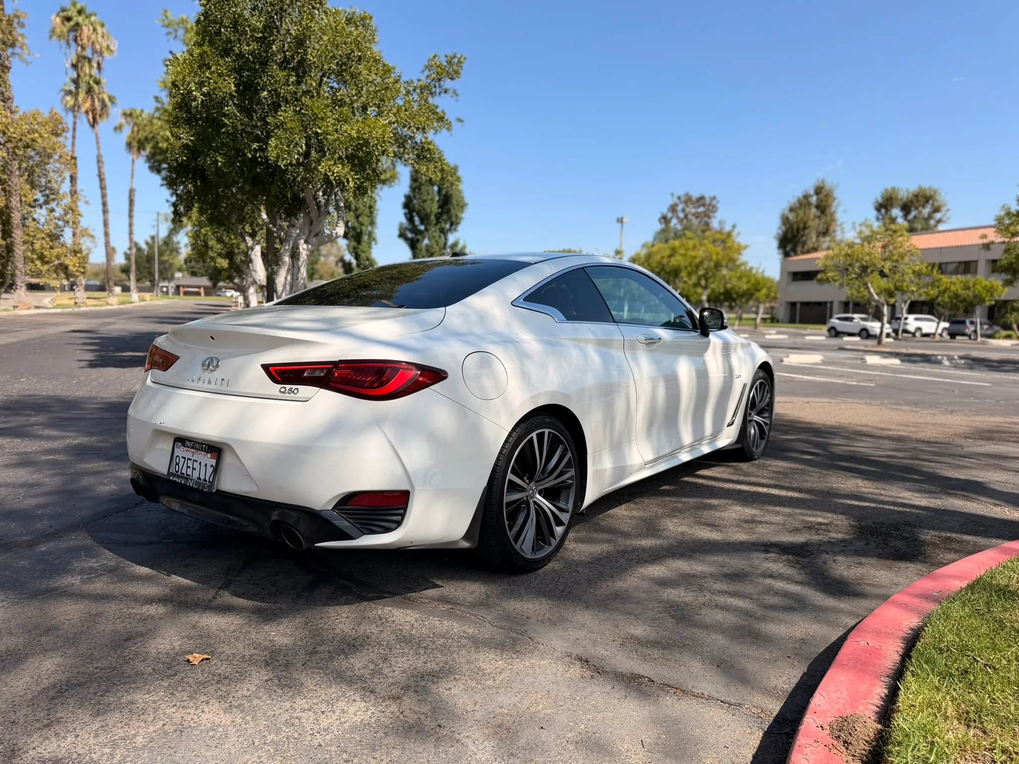 Used 2017 INFINITI Q60 2.0t w/ Moonroof Package RWD image 6
