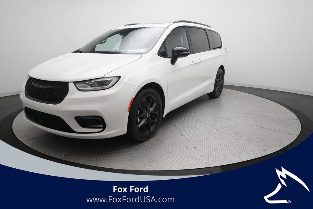 Used 2025 Chrysler Pacifica Limited FWD image 1
