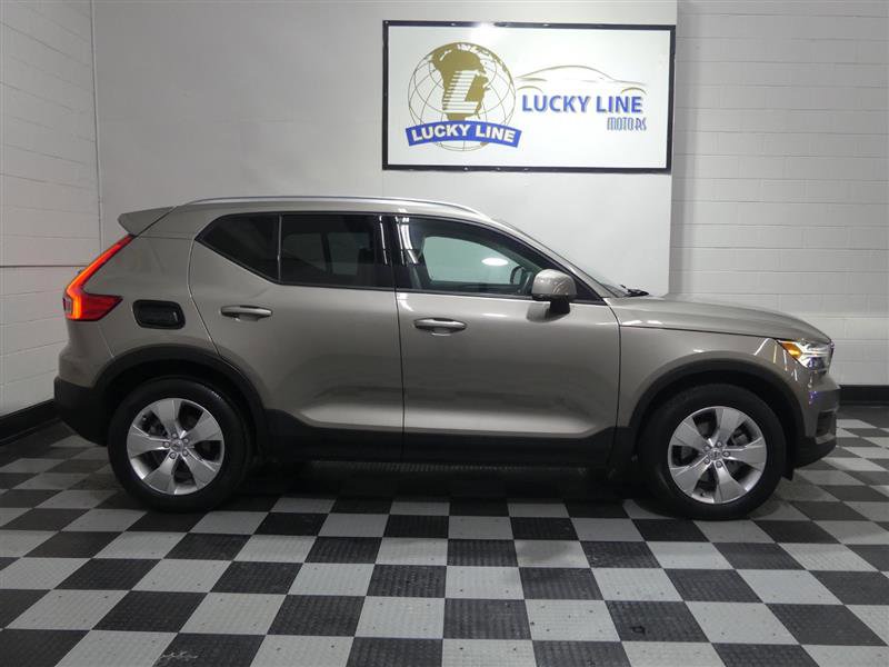Used 2022 Volvo XC40 T5 Momentum image 6