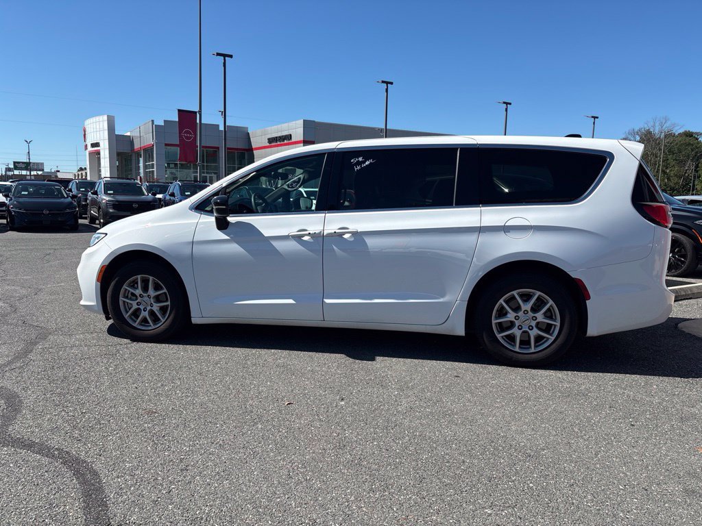 Used 2025 Chrysler Pacifica Select FWD image 7