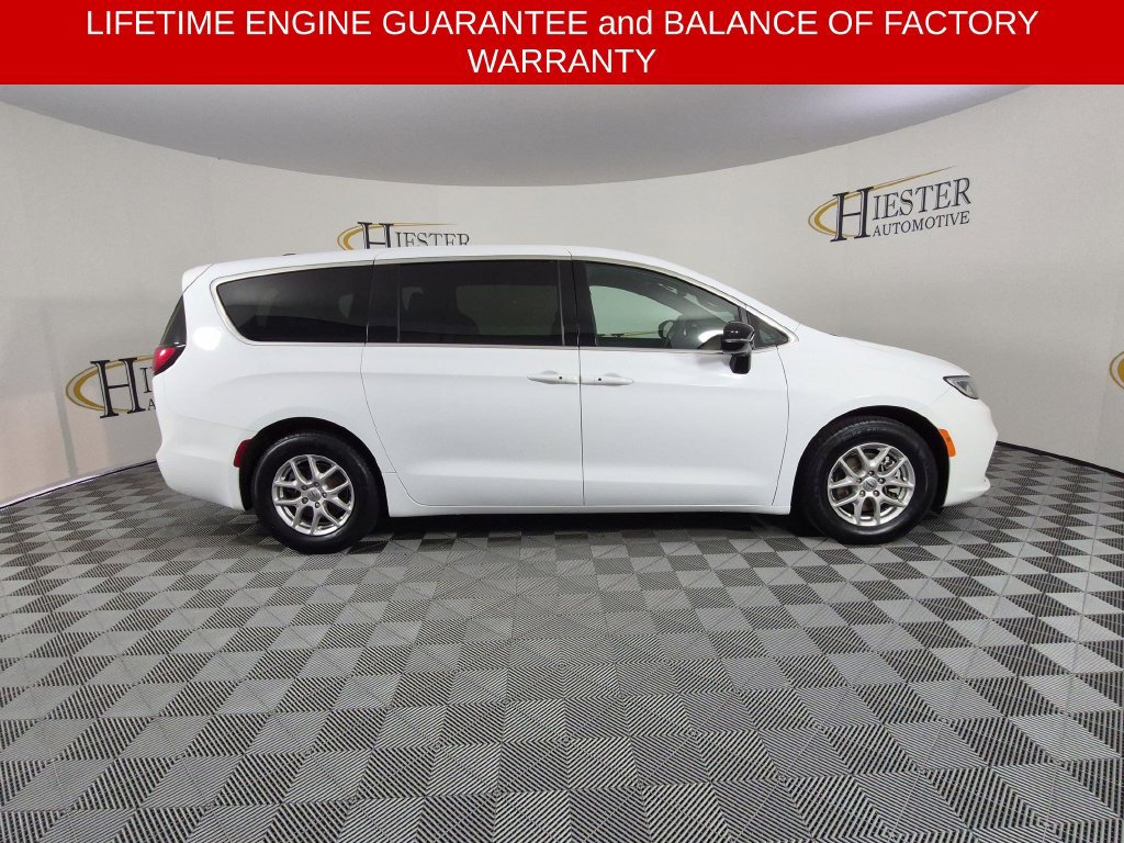 Certified 2025 Chrysler Pacifica Select FWD image 3