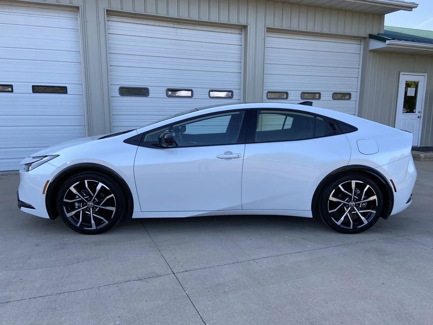 Used 2025 Toyota Prius Plug-In Hybrid image 4