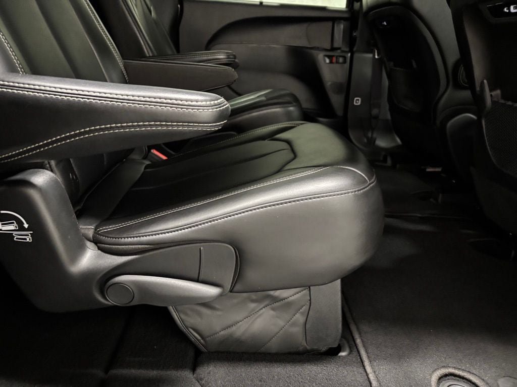 Used 2025 Chrysler Pacifica Select FWD image 48