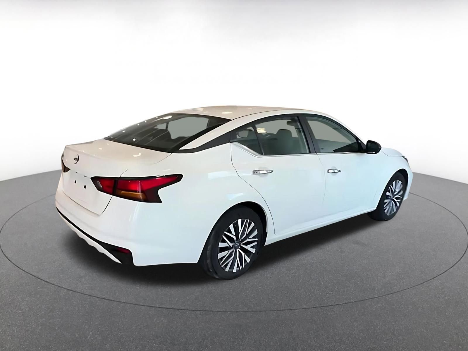 Used 2025 Nissan Altima 2.5 SV image 14