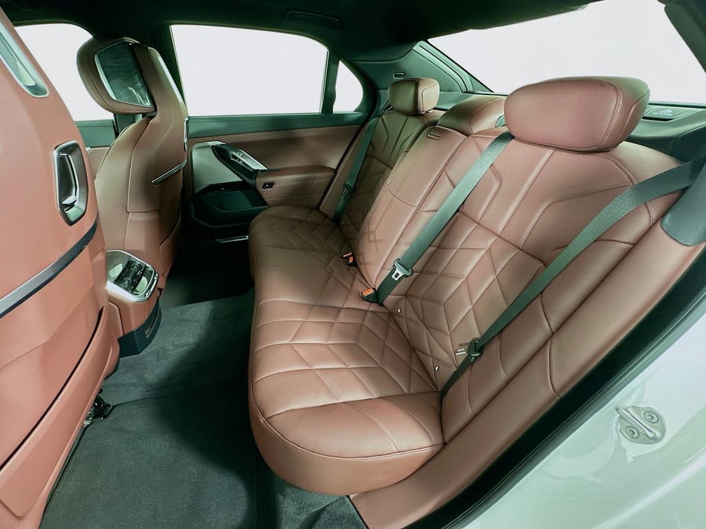 New 2026 BMW 750e xDrive w/ Executive Package image 17