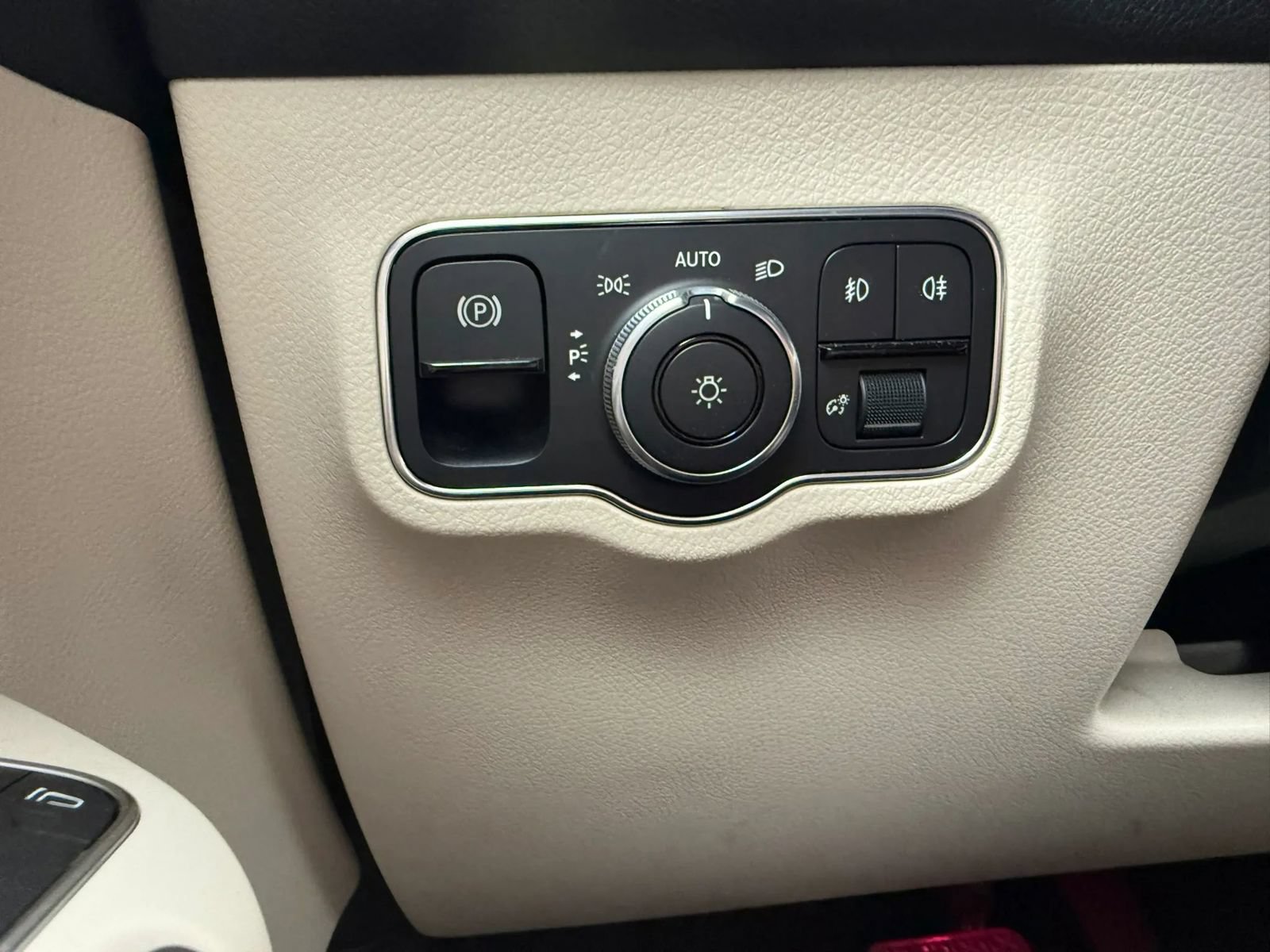 Used 2022 Mercedes-Benz GLB 250 4MATIC image 33