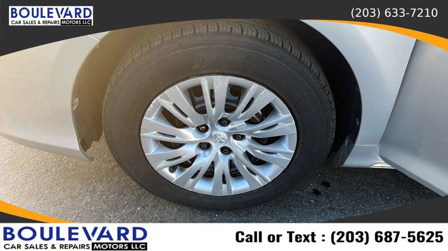 Used 2012 Toyota Camry L image 32