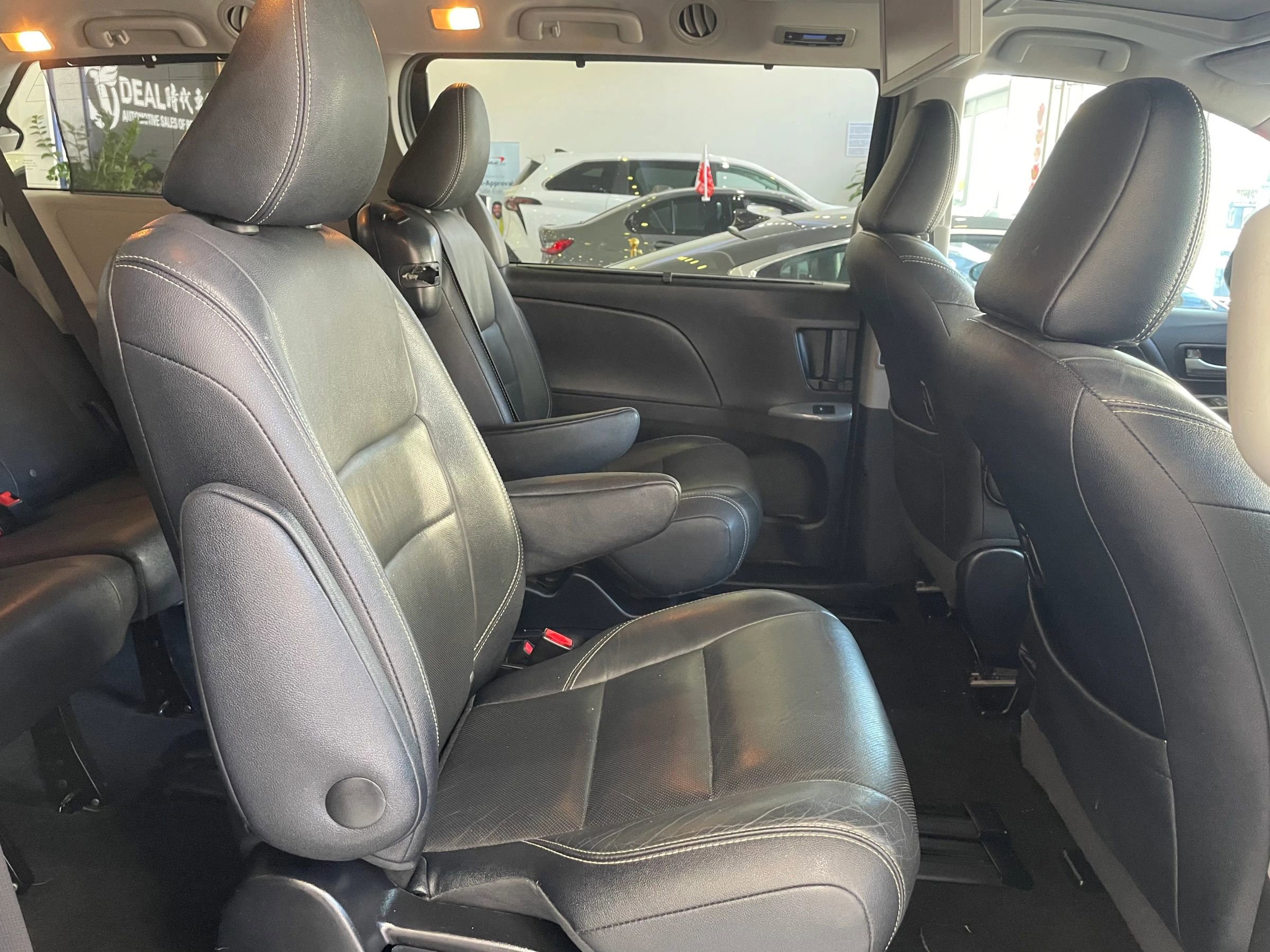 Used 2015 Toyota Sienna SE Premium image 23