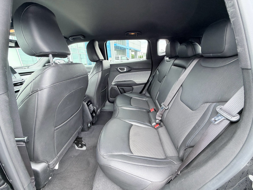 Used 2025 Jeep Compass Latitude AWD/4WD image 25