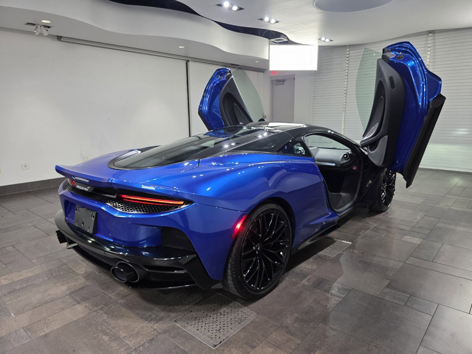 Used 2023 McLaren GT image 23