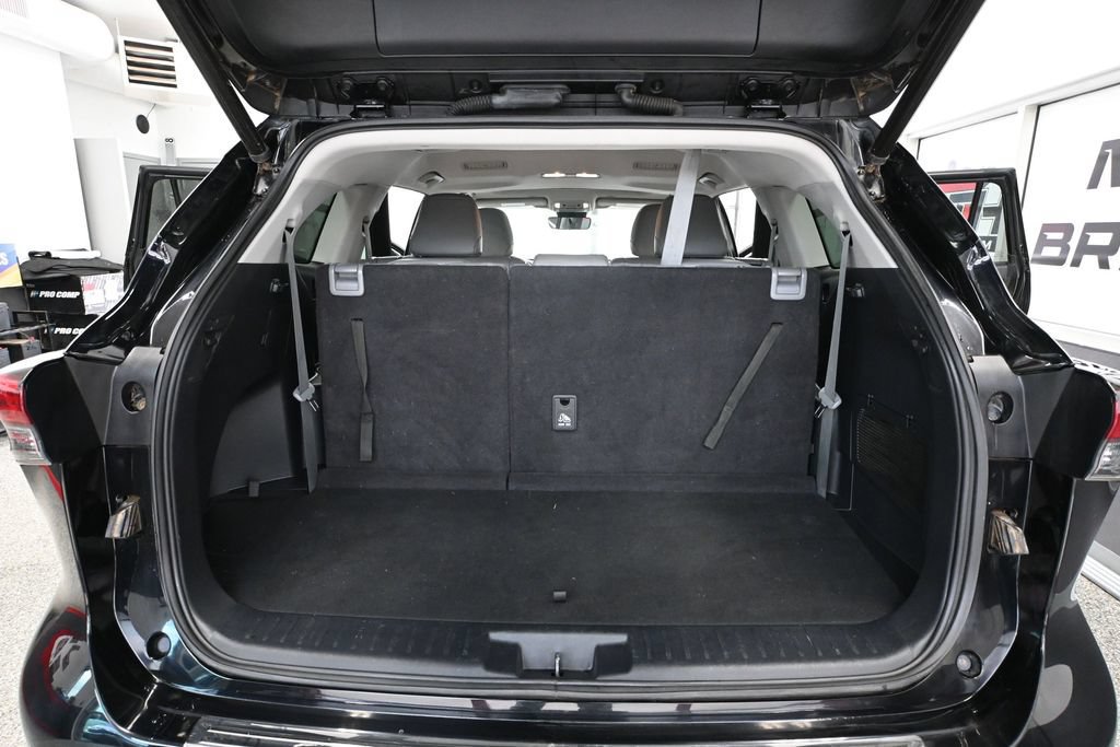 Used 2023 Toyota Highlander XLE AWD/4WD image 34