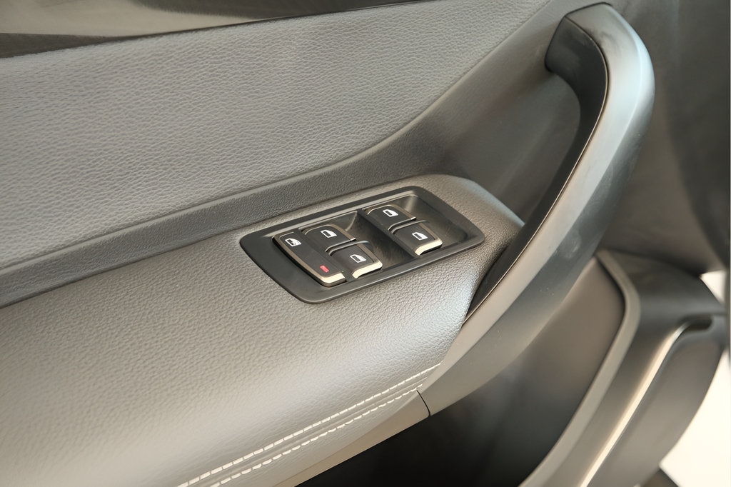 New 2025 VinFast VF 8 Eco AWD/4WD image 6