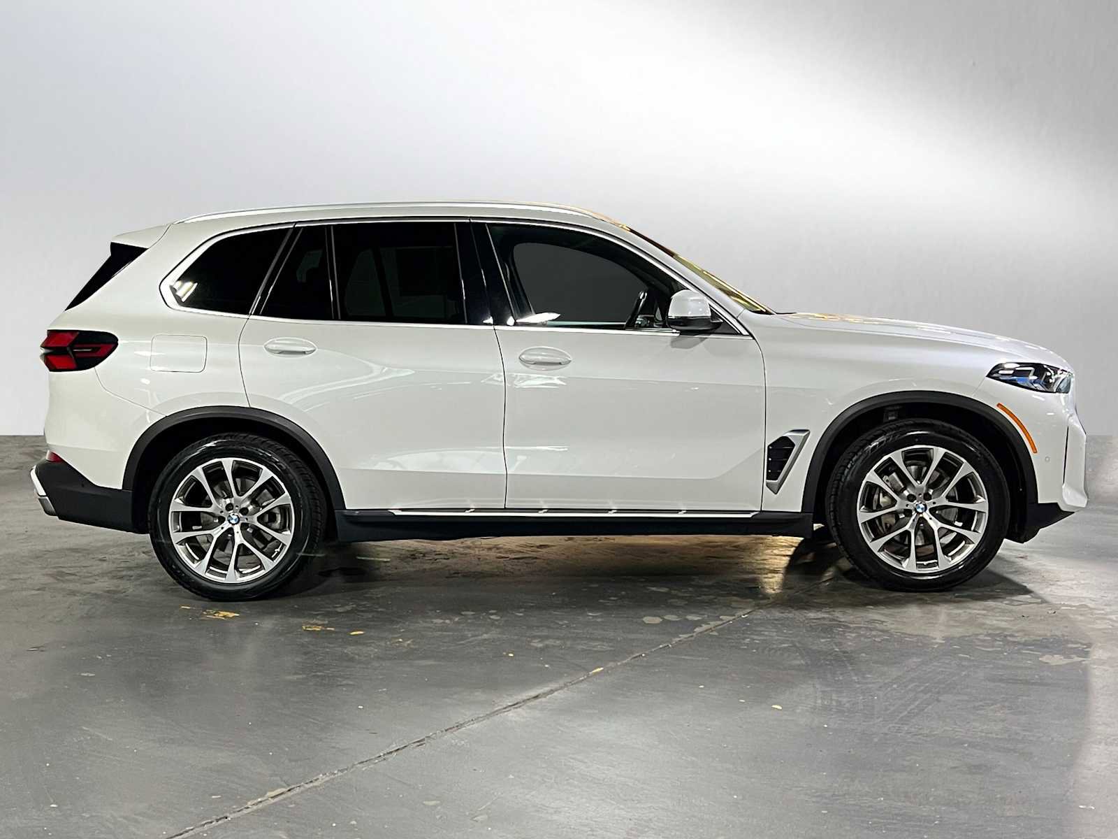 Used 2024 BMW X5 xDrive40i AWD/4WD image 2