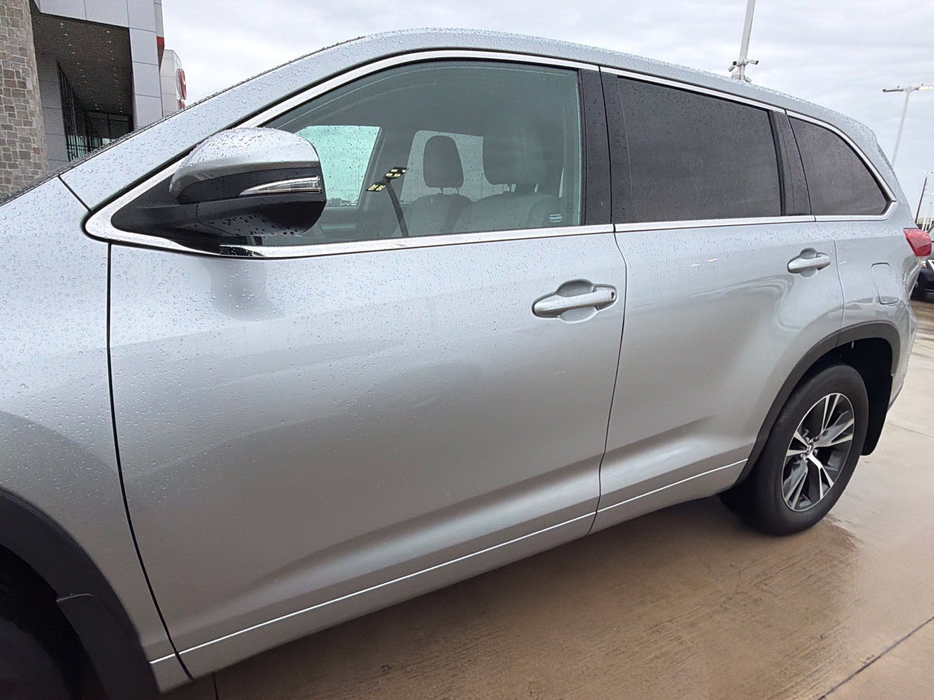Used 2018 Toyota Highlander Plus AWD/4WD image 6