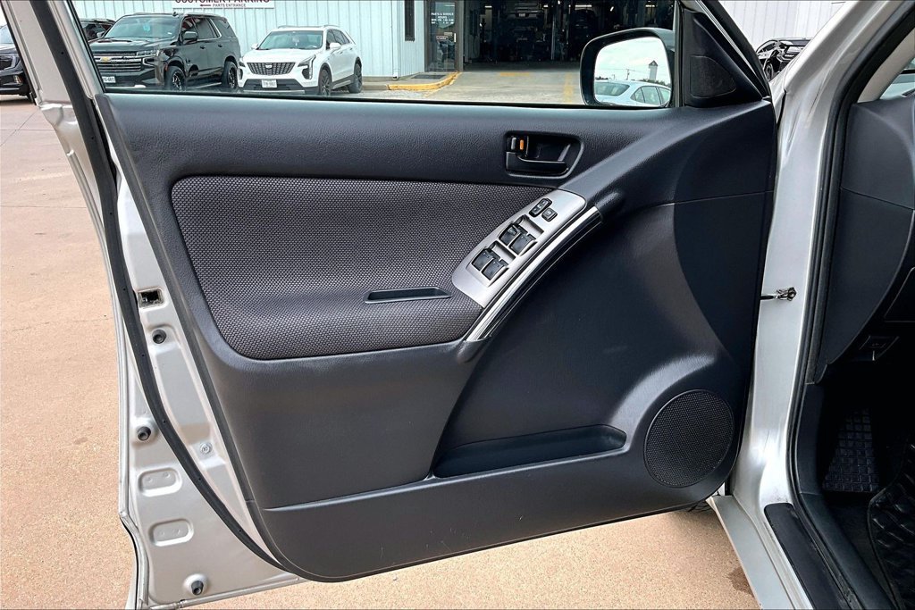 Used 2004 Pontiac Vibe w/ Moon And Tunes Value Package FWD image 16