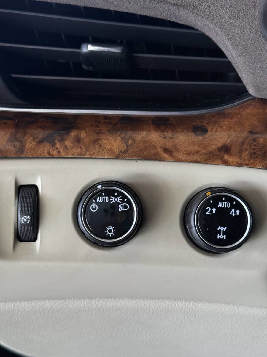 Used 2015 Cadillac Escalade Luxury AWD/4WD image 30