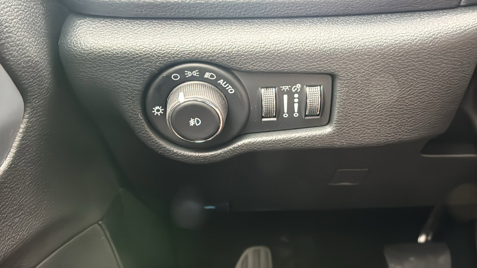 New 2026 Chrysler Pacifica Limited w/ Uconnect Theater Family Group image 36