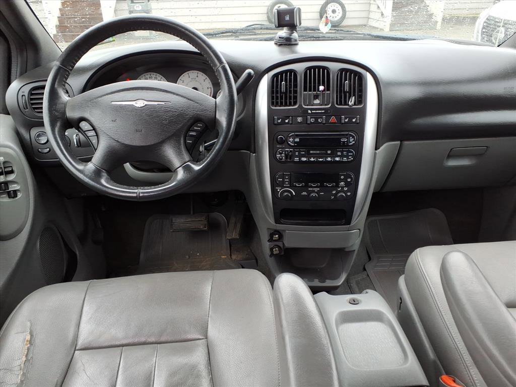 Used 2005 Chrysler Town & Country Touring w/ Leather Interior Group image 8