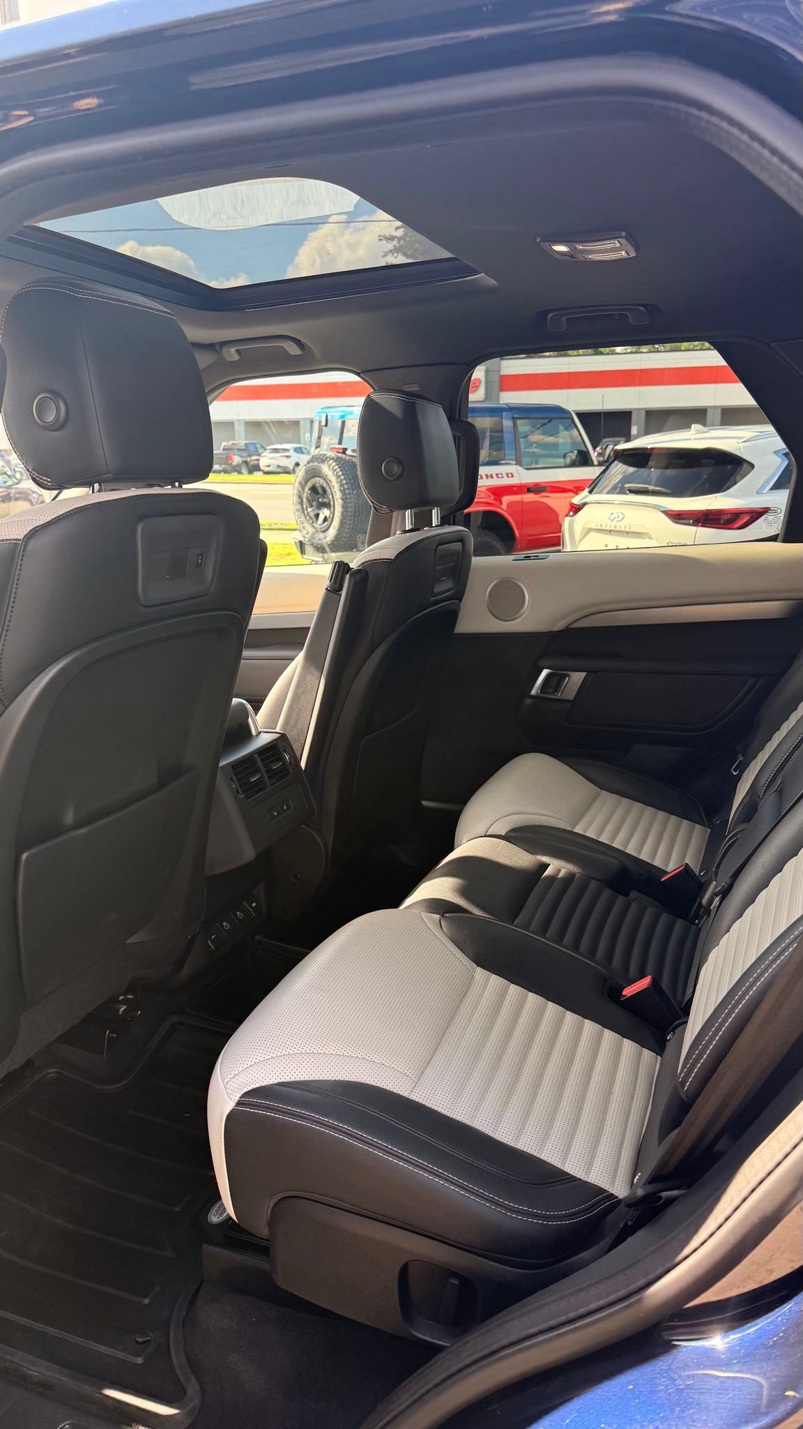 Used 2021 Land Rover Discovery S R-Dynamic AWD/4WD image 18