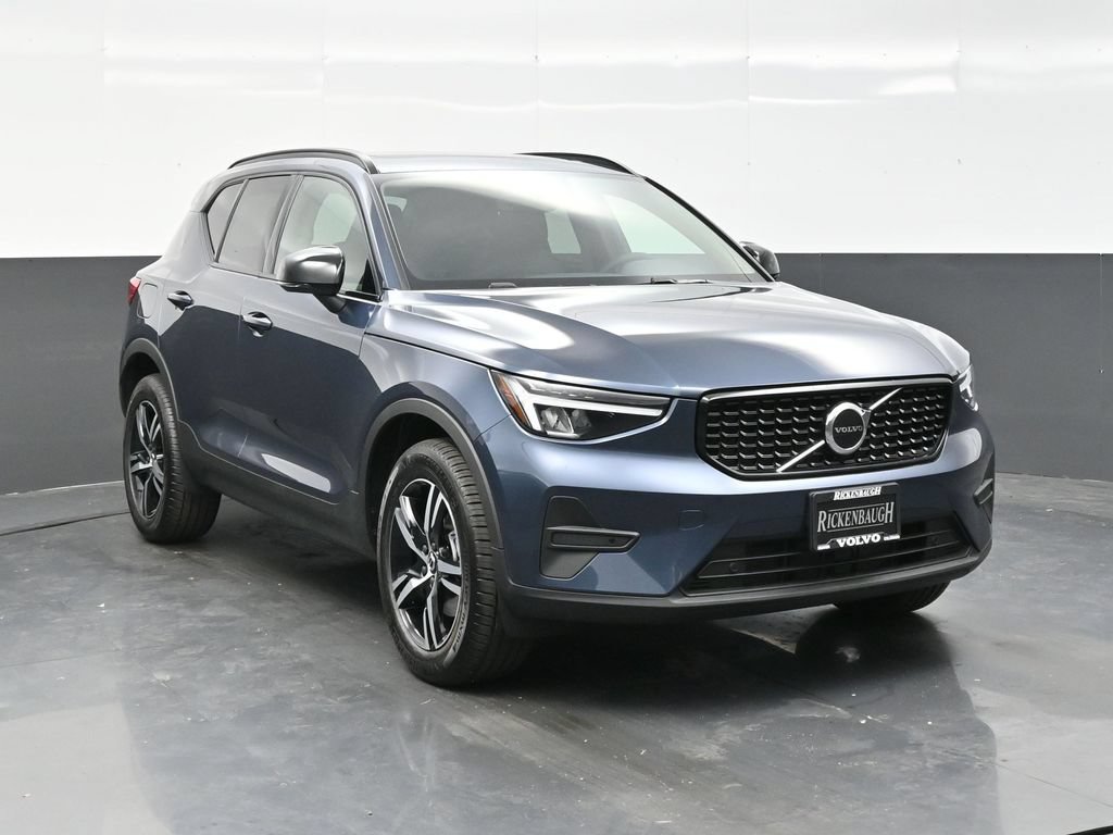 New 2026 Volvo XC40 B5 Core w/ Climate Package