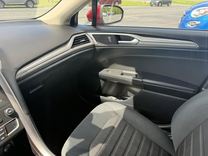 Used 2019 Ford Fusion SE FWD image 25