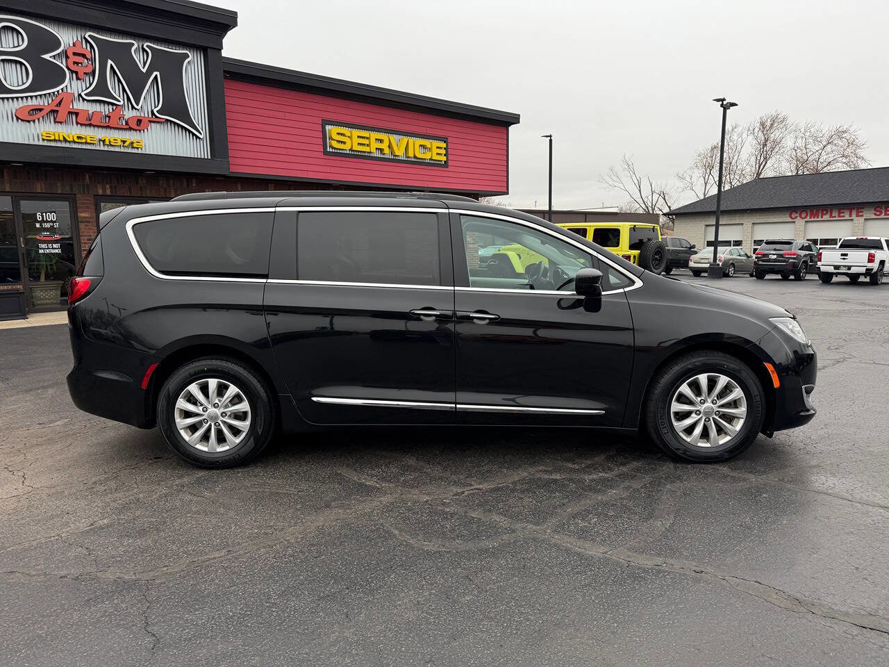 Used 2017 Chrysler Pacifica Touring-L image 8