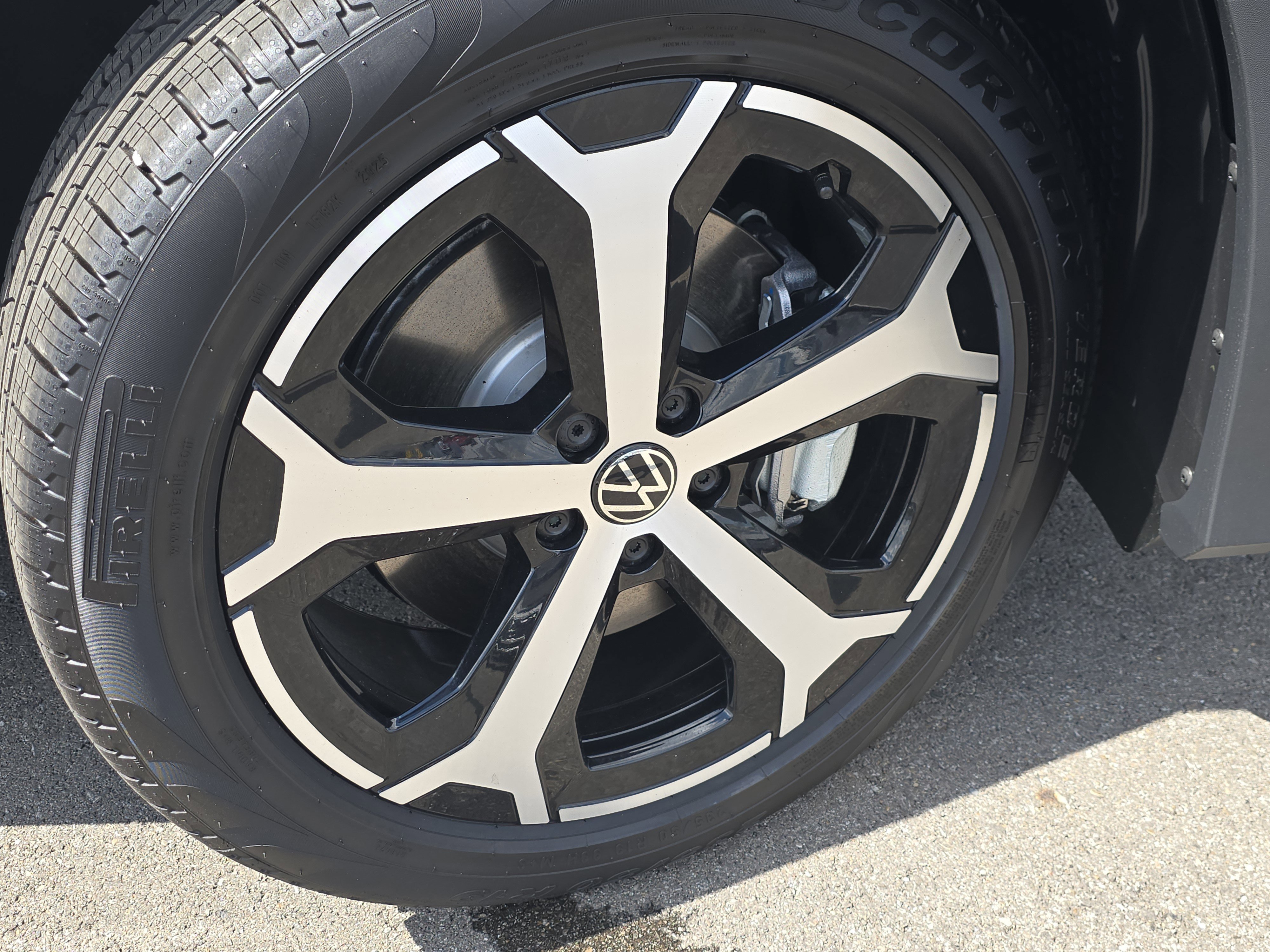 New 2025 Volkswagen Tiguan SE image 12