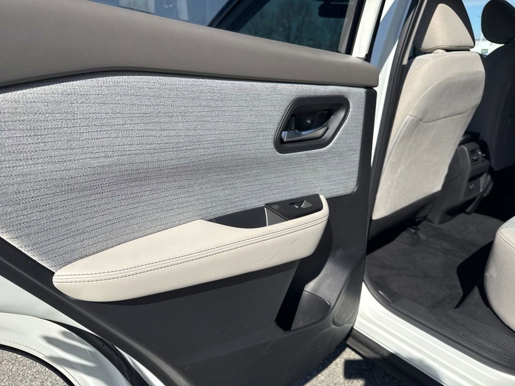 Used 2023 Nissan Rogue SV AWD/4WD image 34