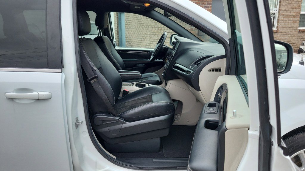 Used 2019 Dodge Grand Caravan SXT image 21
