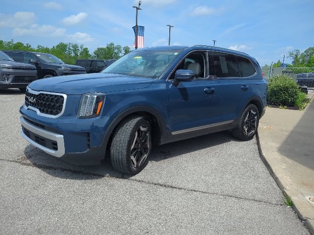 Used 2023 Kia Telluride EX w/ EX Captain's Chair Package AWD/4WD image 5