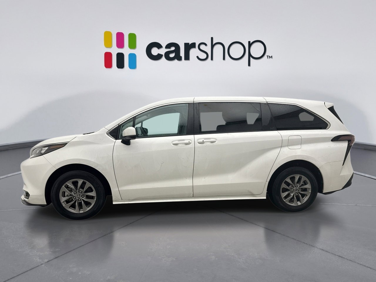 Used 2024 Toyota Sienna LE image 2
