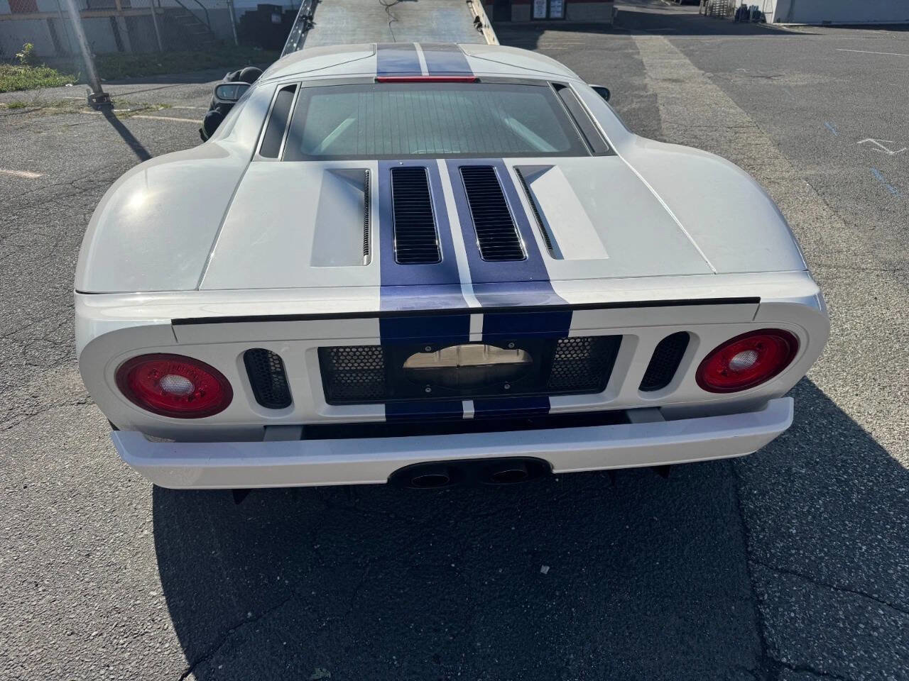 Used 2005 Ford GT RWD image 4