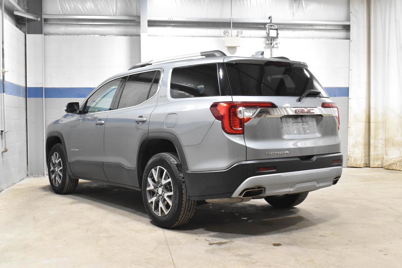 Used 2023 GMC Acadia SLE w/ Driver Convenience Package image 25