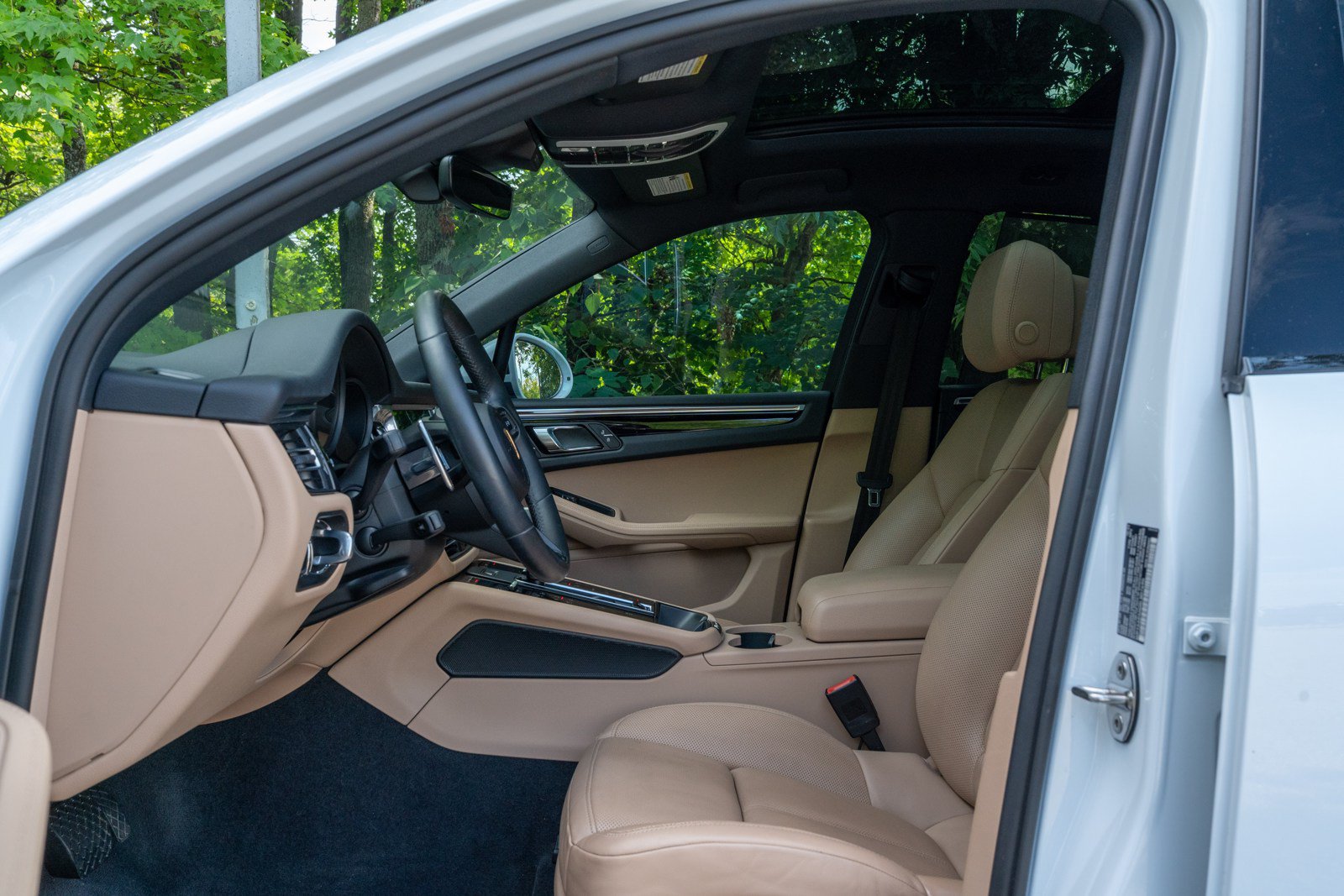 Certified 2024 Porsche Macan AWD/4WD image 24