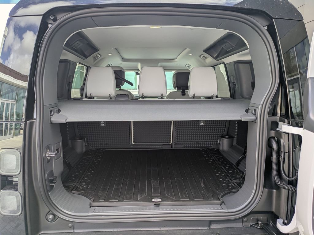New 2026 Land Rover Defender 110 X-Dynamic SE image 14