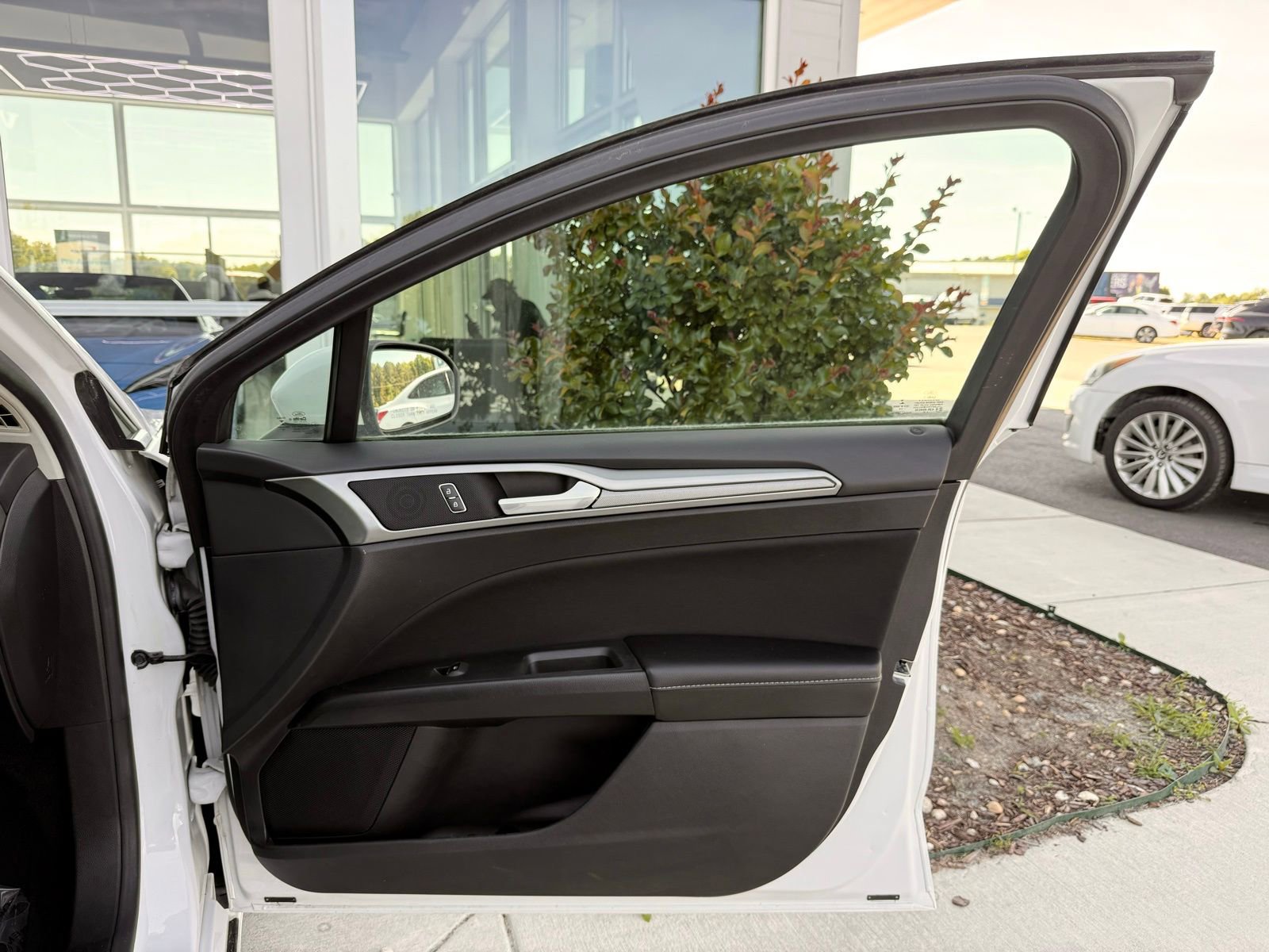 Used 2019 Ford Fusion SE FWD image 21
