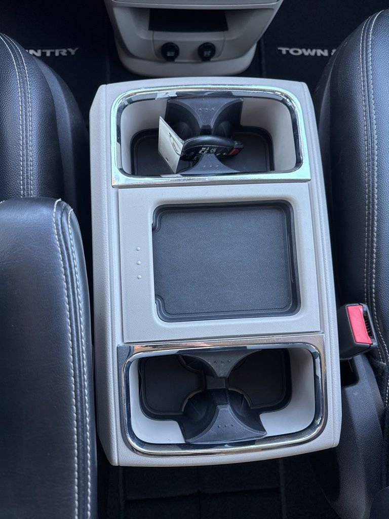 Used 2016 Chrysler Town & Country Touring-L w/ Driver Convenience Group image 25