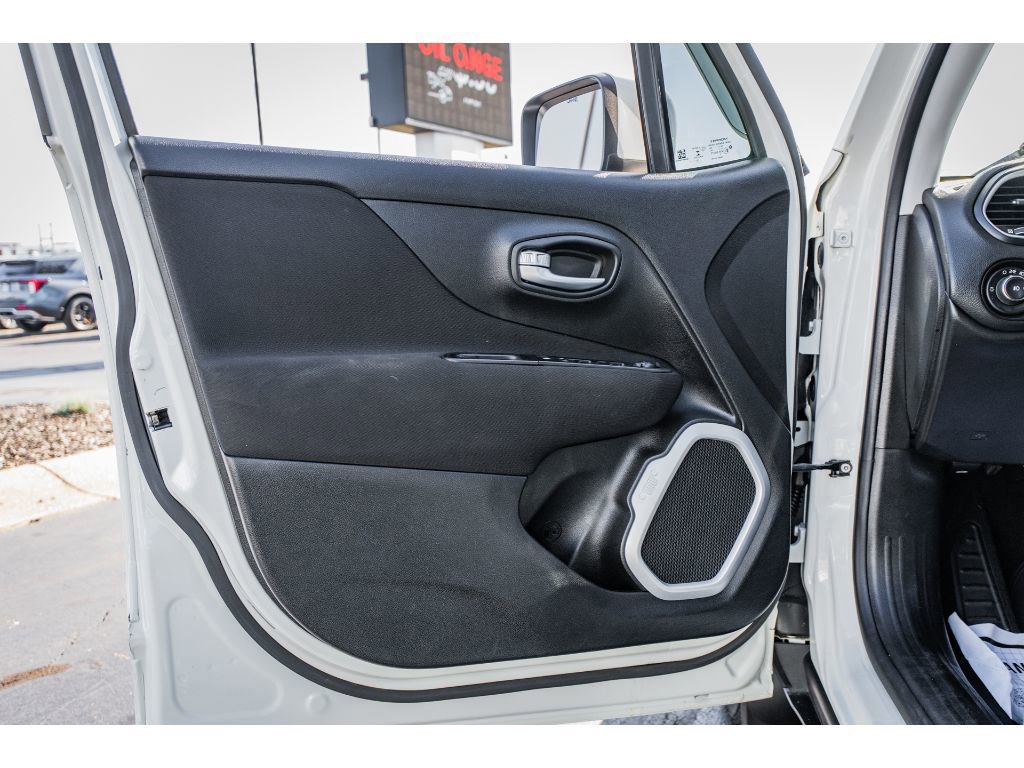 Used 2018 Jeep Renegade Latitude w/ Popular Equipment Group image 6