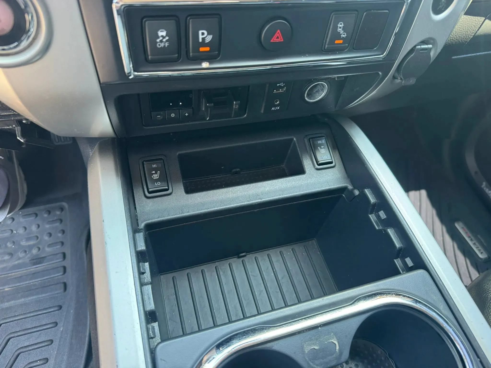 Used 2017 Nissan Titan SL w/ SL Towing Convenience Package RWD image 22