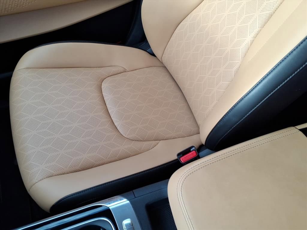 Used 2024 Kia Carnival EX image 32