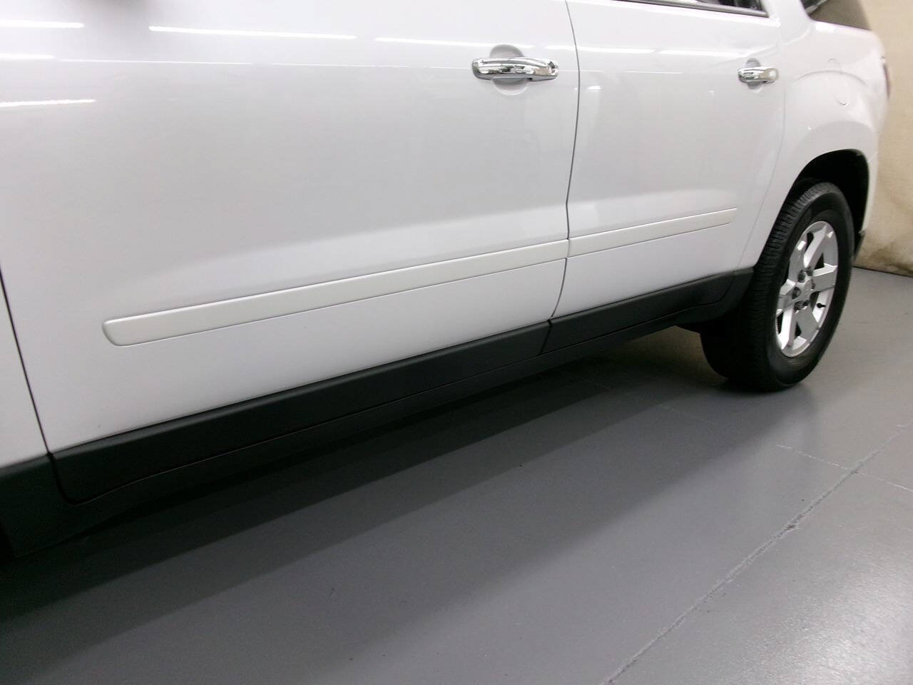 Used 2016 GMC Acadia SLE AWD/4WD image 4