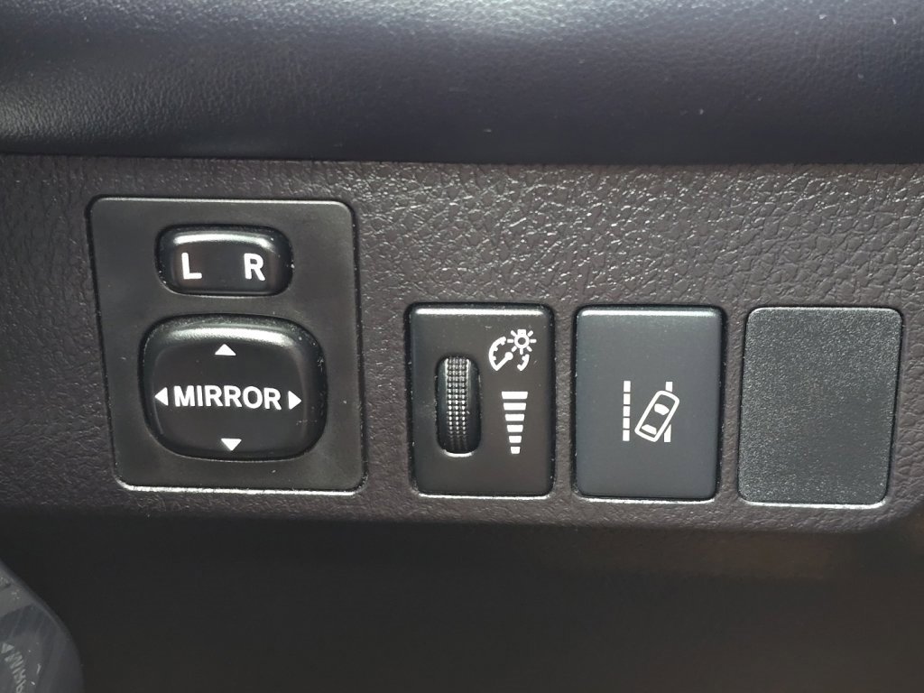 Used 2018 Toyota RAV4 Limited image 32